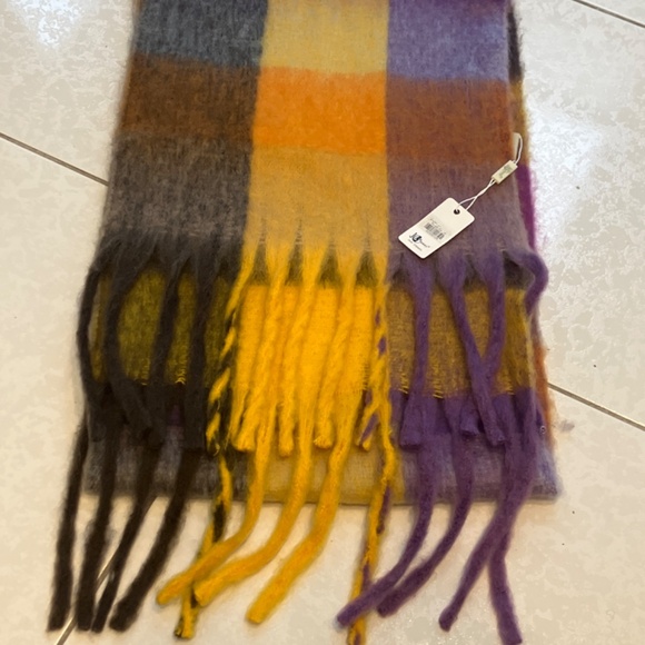 Beautiful, warm, fuzzy scarf with fringes - Picture 2 of 8